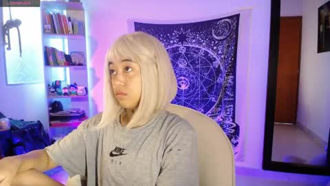 Ela  Help me reach 100 thumbs up online show from April 12, 11:35 am