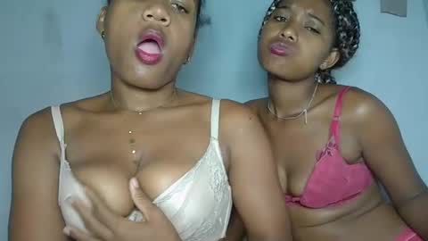 Snapshot of elia011 chatting on January 24, 12:10 am elia011 online show from January 24, 12:10 am