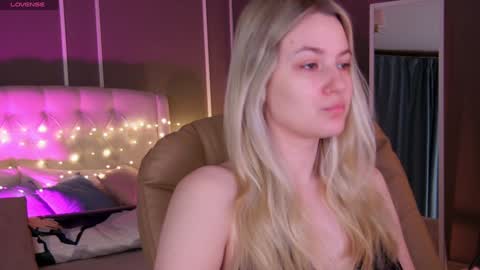 Snapshot of elina_nortas chatting on February 9, 1:01 am Elina online show from February 9, 1:01 am