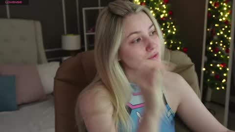 Snapshot of elina_nortas chatting on December 14, 1:17 am Elina online show from December 14, 1:17 am