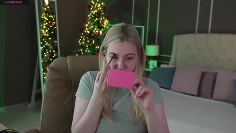 Snapshot of elina_nortas chatting on December 16, 1:10 am Elina online show from December 16, 1:10 am