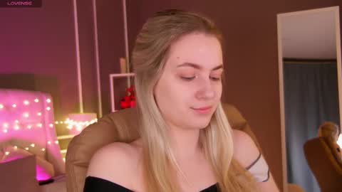 Snapshot of elina_nortas chatting on February 18, 1:21 am Elina online show from February 18, 1:21 am