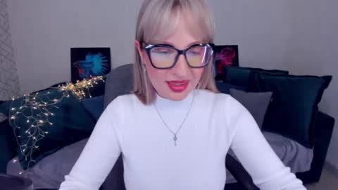 Snapshot of elisabethmills chatting on February 21, 4:59 pm Elisabeth online show from February 21, 4:59 pm