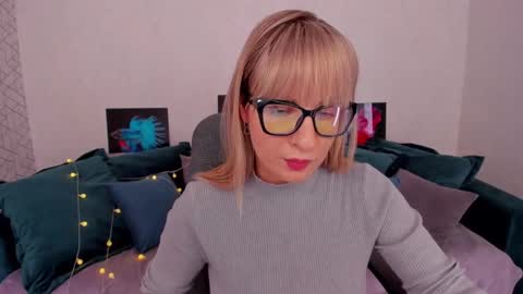 Snapshot of elisabethmills chatting on February 6, 11:31 am Elisabeth online show from February 6, 11:31 am