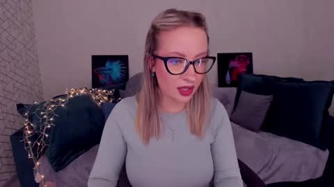 Snapshot of elisabethmills chatting on March 3, 4:43 pm Elisabeth online show from March 3, 4:43 pm