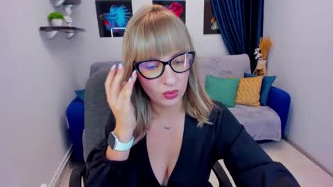 Snapshot of elisabethmills chatting on December 15, 4:37 pm Elisabeth online show from December 15, 4:37 pm