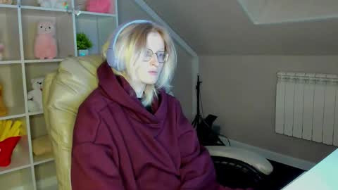 Elizabeth online show from December 22, 12:58 am