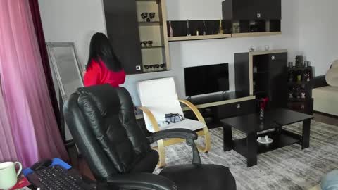 Ella online show from April 7, 9:00 am