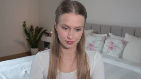 Ella online show from July 28, 8:01 pm