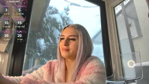 ella_vee online show from February 18, 6:23 am