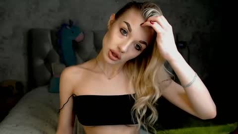 ellamilla online show from April 10, 1:39 pm