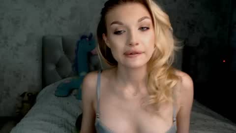 ellamilla online show from June 25, 1:13 pm
