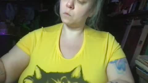 Ellie Louise online show from April 8, 8:33 pm