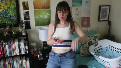 Elly Naomi online show from April 3, 4:49 pm