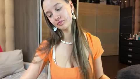 emi__ly online show from December 21, 8:18 am