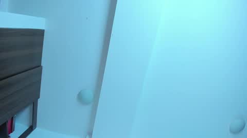 Emi online show from February 18, 6:39 pm