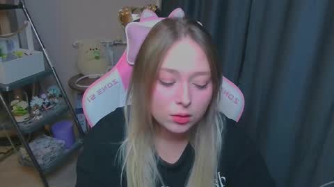 emiliaaah online show from February 4, 5:05 pm