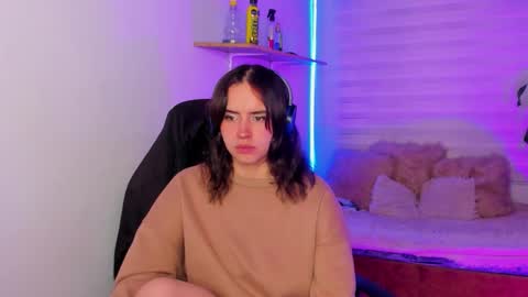 Snapshot of emily_lindey chatting on October 21, 4:16 am emily_lindey online show from October 21, 4:16 am