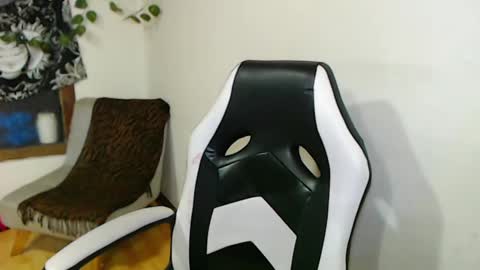 Snapshot of emily_mckey chatting on January 11, 10:51 pm Emily online show from January 11, 10:51 pm