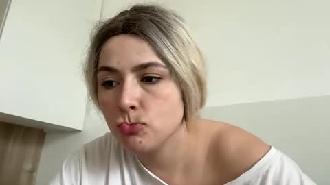 Snapshot of emily_morning_dew chatting on October 1, 10:53 am emily_morning_dew online show from October 1, 10:53 am
