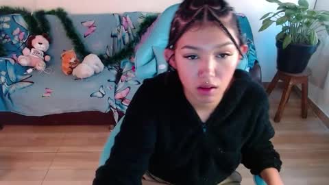Snapshot of emily_rosse04 chatting on December 7, 12:35 pm online show from December 7, 12:35 pm
