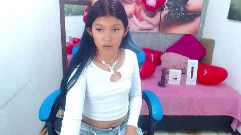 Snapshot of emily_rosse04 chatting on February 15, 12:22 pm online show from February 15, 12:22 pm