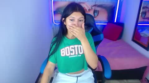 Snapshot of emily_rosse04 chatting on March 10, 12:17 pm online show from March 10, 12:17 pm