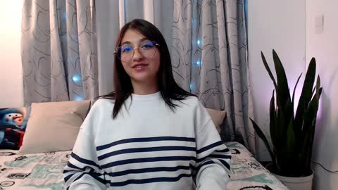 Snapshot of emily_smith29 chatting on December 24, 9:33 pm emi online show from December 24, 9:33 pm