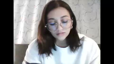 Snapshot of emily_smith29 chatting on December 12, 11:03 pm emi online show from December 12, 11:03 pm