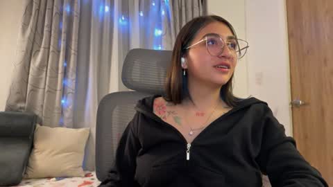 Snapshot of emily_smith29 chatting on February 7, 3:45 am emi online show from February 7, 3:45 am