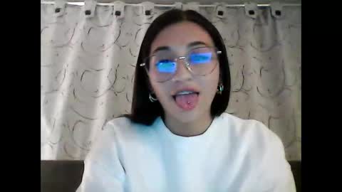 Snapshot of emily_smith29 chatting on December 9, 3:50 am emi online show from December 9, 3:50 am