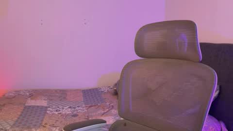 Snapshot of emily_smith29 chatting on September 30, 5:57 am emi online show from September 30, 5:57 am