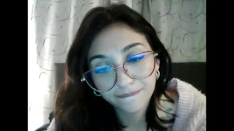 Snapshot of emily_smith29 chatting on December 10, 11:40 pm emi online show from December 10, 11:40 pm