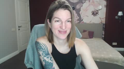 EmilyWalkers online show from February 5, 7:50 am