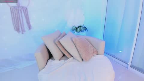 emilyy_kim online show from April 7, 7:27 pm