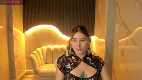 Snapshot of emma1_b_ chatting on October 9, 8:35 pm Emma online show from October 9, 8:35 pm