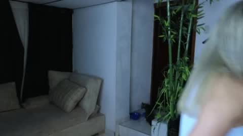 Emma Blue  modelo independiente online show from April 6, 4:46 am