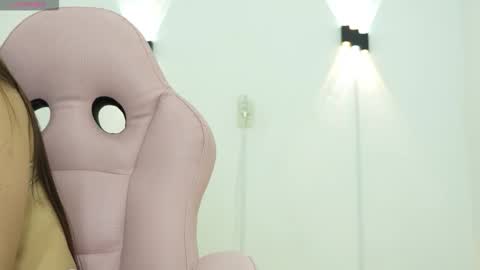 emma_jamess online show from February 14, 5:09 am