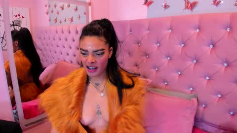 emmaebony_ online show from October 31, 10:19 am