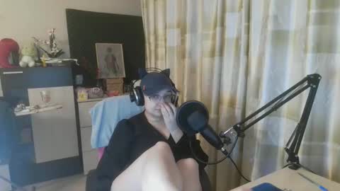 emmanoir_ online show from February 23, 10:27 pm