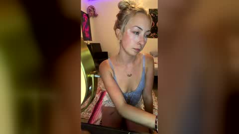 emmaraee online show from May 16, 1:52 am