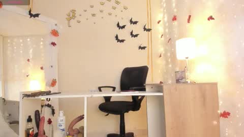 EMYLY  online show from October 18, 7:37 pm