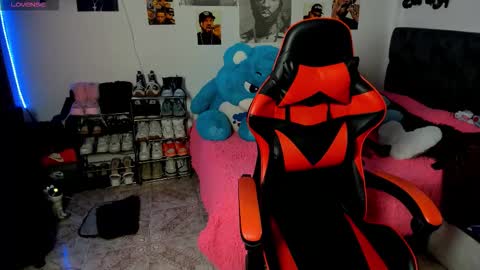 Snapshot of erika_montoya chatting on October 21, 1:59 pm erika online show from October 21, 1:59 pm