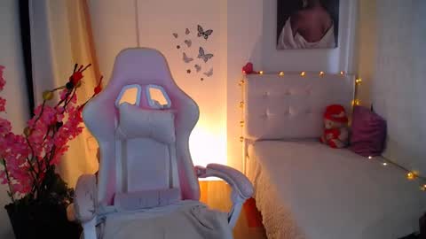 Esmeralda online show from February 15, 8:01 pm