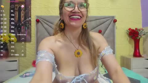 Snapshot of esmeralda_oikos chatting on March 6, 8:48 pm Esmeralda .INDEPENDENT MODEL online Monday to Saturday 3 pm Chicago online show from March 6, 8:48 pm