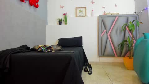 esterlindez online show from June 12, 8:39 pm