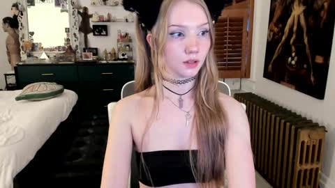 Snapshot of eve003300 chatting on October 7, 10:47 pm Goddess Eve online show from October 7, 10:47 pm