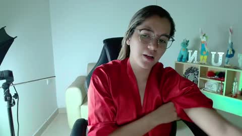 Evelyn online show from December 4, 1:20 pm