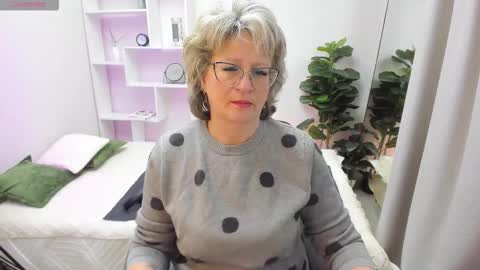 Evelyn online show from January 8, 5:00 am