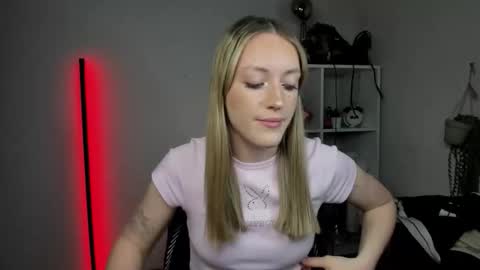 evelynblond online show from April 3, 1:42 pm